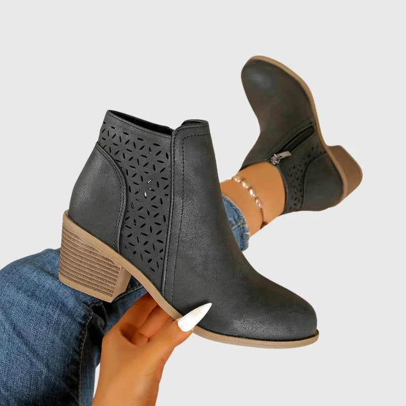 Mireille™ — Tronchetti traforati marrone cognac con jeans