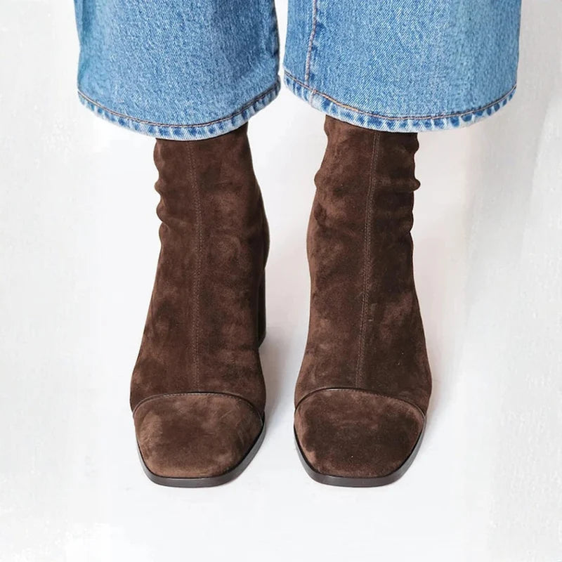 Isaline™ — Tronchetti in camoscio cioccolato, vista frontale con jeans