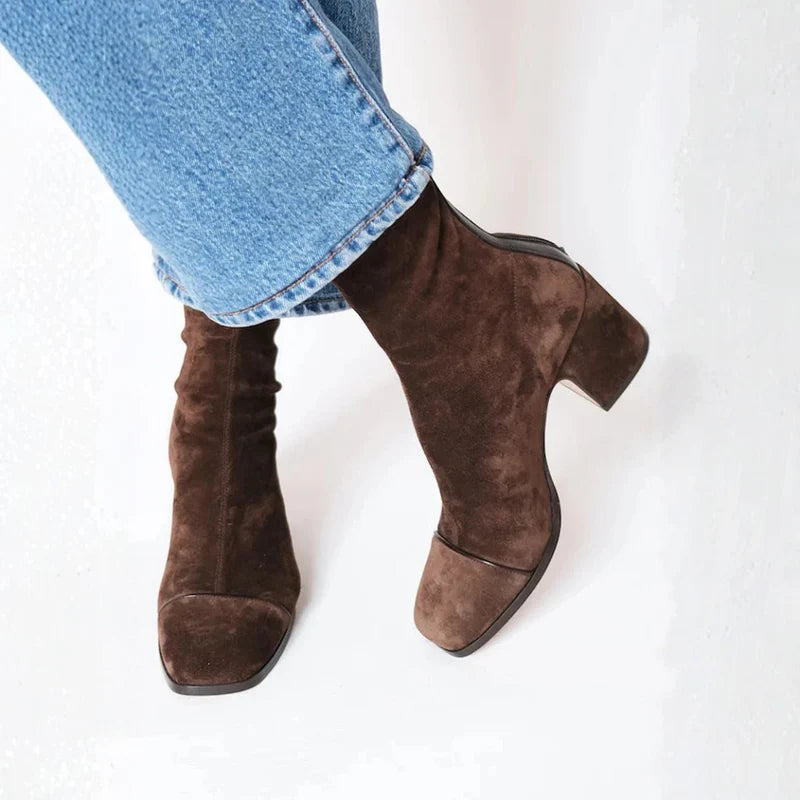 Isaline™ — Tronchetti in camoscio cioccolato, vista laterale con jeans